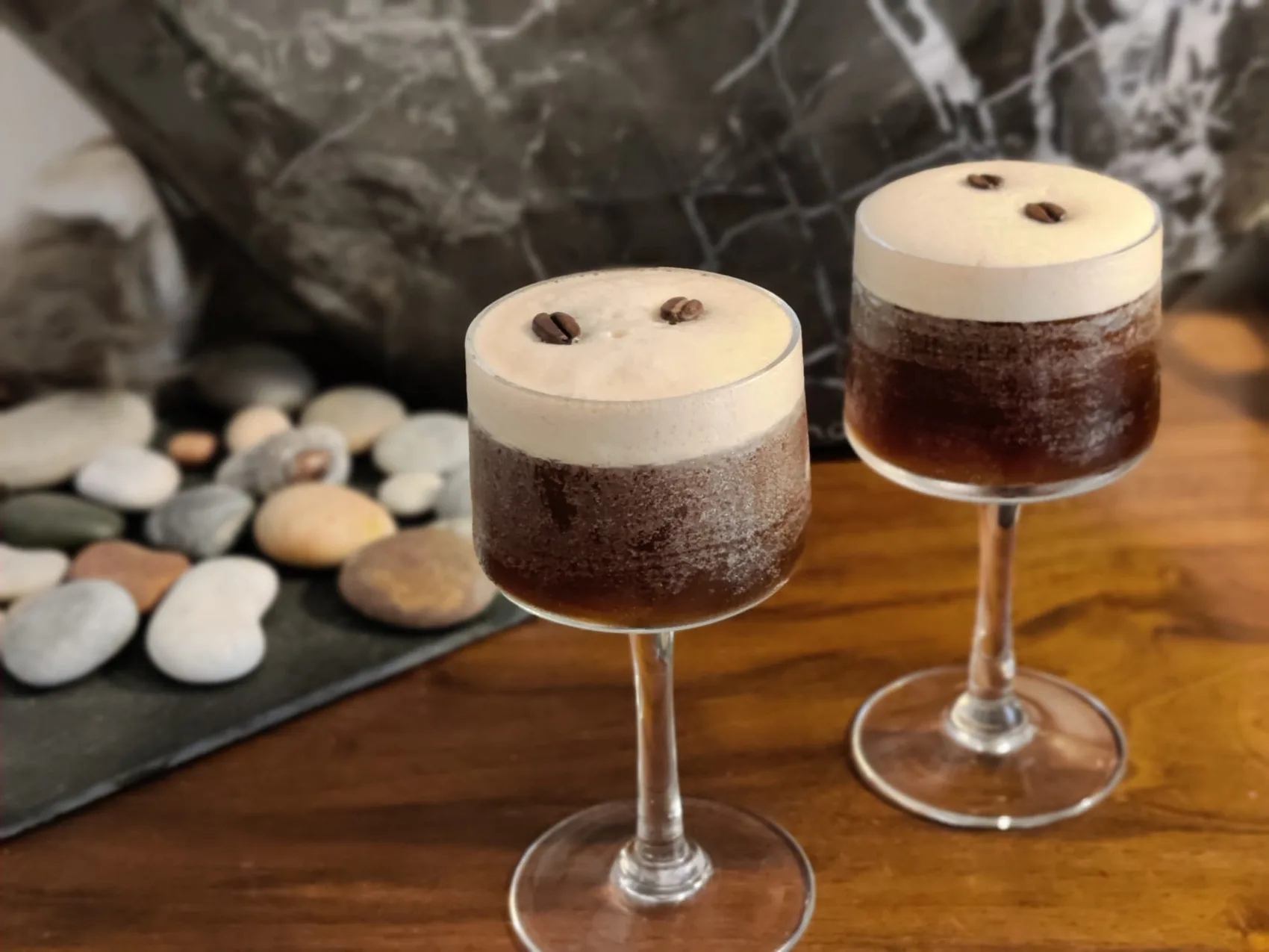 Deux espresso martinis et leur mousse, grains de café sur le dessus