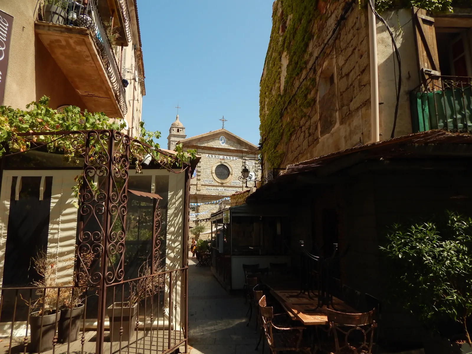 Ruelle de la vieille ville de Porto-Vecchio, vers l'église