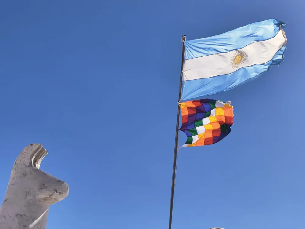 Le drapeau argentin et la wiphala flottant dans le ciel du nord de l'Argentine