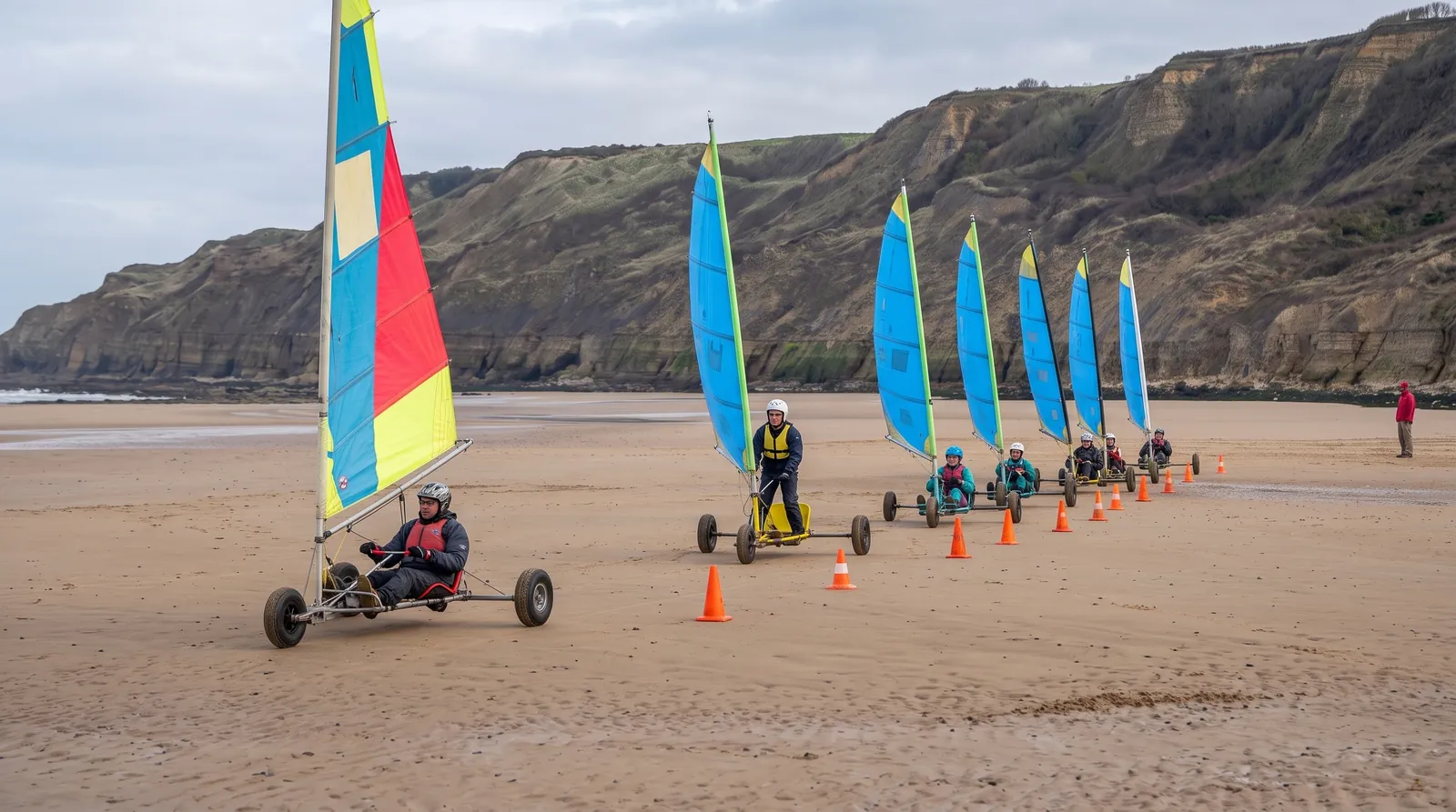 Char à voile sur une plage normande, au pied des falaises